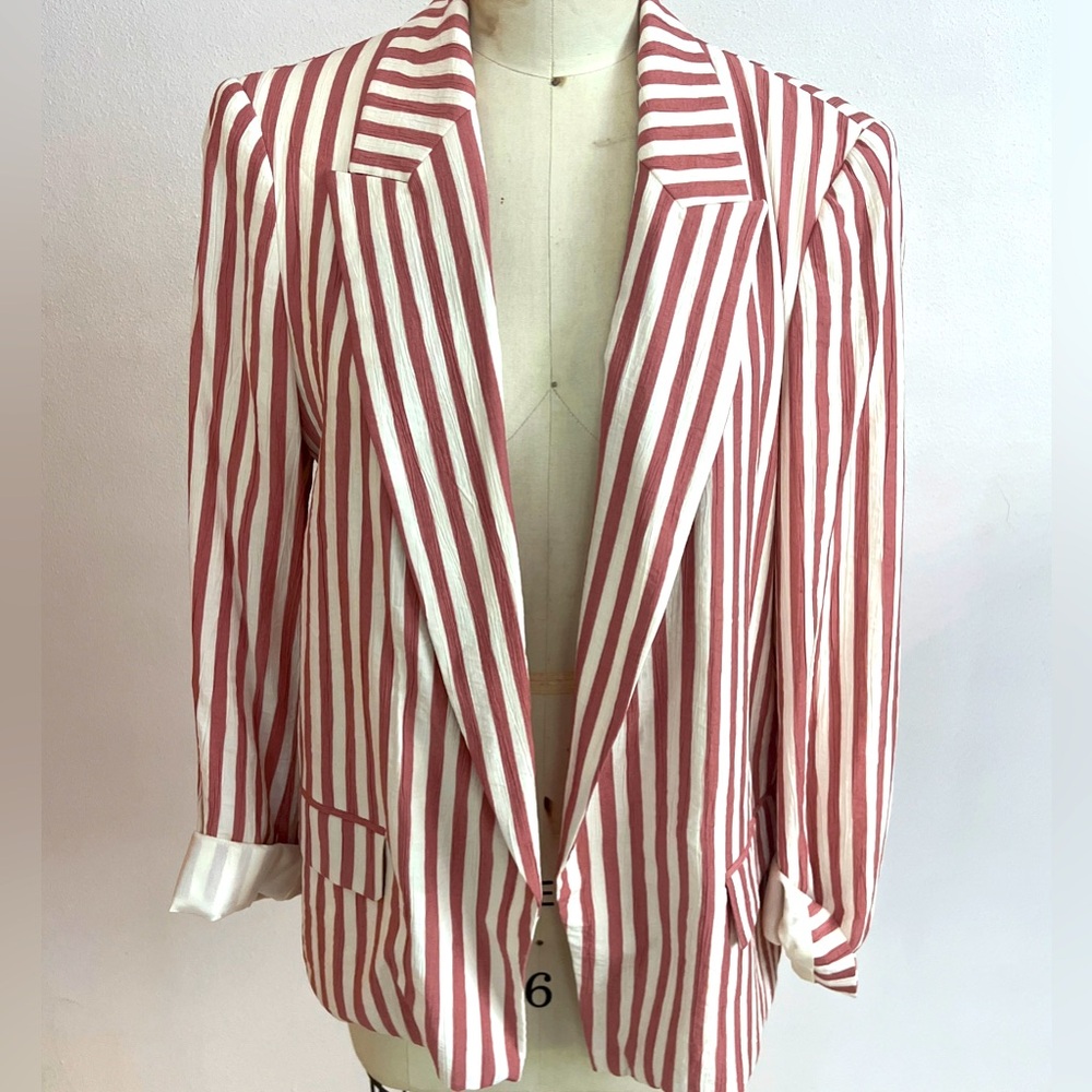 NWT ZARA STRIPED POCKETED BLAZER
- size M - 7560/825/172 - Pre-Owned